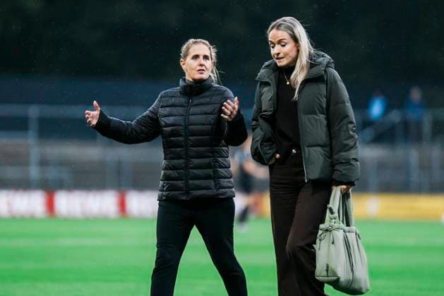Google Pixel Frauen-Bundesliga: 1.FC Köln- Bayer 04 Leverkusen; 16.10.2025 Britta Carlson (1.FC Köln, Cheftrainerin) und Lisa Schmitz (1. FC Köln, 1) Google Pixel Frauen-Bundesliga: 1.FC Köln- Bayer 04 Leverkusen, Franz-Kremer-Stadion ;16.10.2025 Copyright: xBEAUTIFULxSPORTS Freisenx