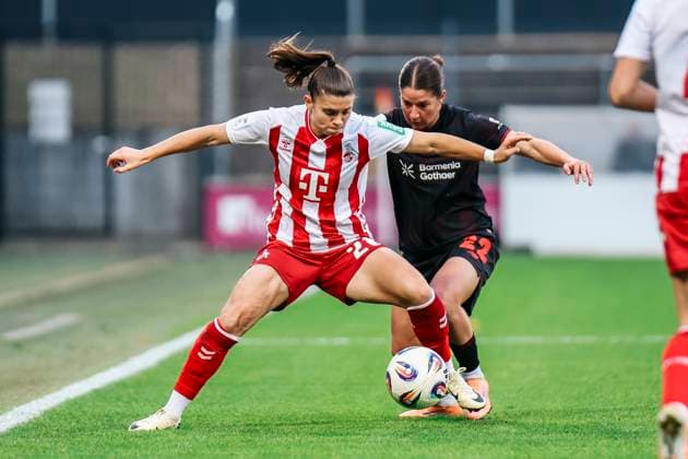 Google Pixel Frauen-Bundesliga: 1.FC Köln- Bayer 04 Leverkusen; 16.10.2025 Martyna Wiankowska (1. FC Köln, 26) im Zweikampf mit Ruby Grant (Bayer 04 Leverkusen, 22) Google Pixel Frauen-Bundesliga: 1.FC Köln- Bayer 04 Leverkusen, Franz-Kremer-Stadion ;16.10.2025 Copyright: xBEAUTIFULxSPORTS Freisenx