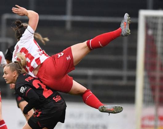 16.10.2025, xophax, Fussball Frauen Bundesliga Google Pixel Frauen-Bundesliga 25 26 Geissbockheim Franz Kremer Stadion Köln Wiederholungsspiel Vanessa Fudalla ( Bayer 04 ) , links und Marina Hegering , rechts oben ( 1.FC Köln ) Köln