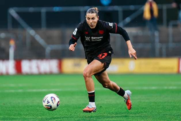 Google Pixel Frauen-Bundesliga: 1.FC Köln- Bayer 04 Leverkusen; 16.10.2025 Carlotta Wamser (Bayer 04 Leverkusen, 37) am Ball Google Pixel Frauen-Bundesliga: 1.FC Köln- Bayer 04 Leverkusen, Franz-Kremer-Stadion ;16.10.2025 Copyright: xBEAUTIFULxSPORTS Freisenx