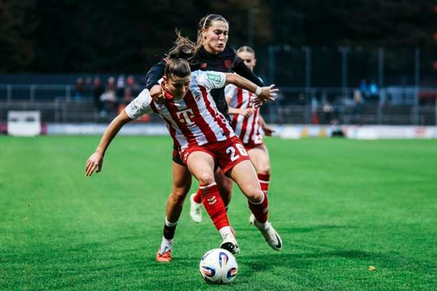 Google Pixel Frauen-Bundesliga: 1.FC Köln- Bayer 04 Leverkusen; 16.10.2025 Martyna Wiankowska (1. FC Köln, 26) im Zweikampf mit Carlotta Wamser (Bayer 04 Leverkusen, 37) Google Pixel Frauen-Bundesliga: 1.FC Köln- Bayer 04 Leverkusen, Franz-Kremer-Stadion ;16.10.2025 Copyright: xBEAUTIFULxSPORTS Freisenx