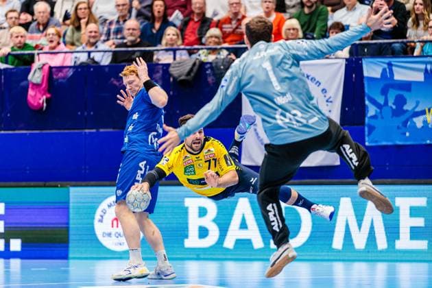 v.l. Nicolai Theilinger (TBV Lemgo Lippe, 03), Dani Baijens (Rhein-Neckar Loewen, 77), Constantin Moestl (TBV Lemgo Lippe, 01) GER, TBV Lemgo Lippe vs. Rhein-Neckar Loewen, Handball, 1. Bundesliga, 9. Spieltag, Spielzeit 2025 2026, 16.10.2025 GER, TBV Lemgo Lippe vs. Rhein-Neckar Loewen, Handball, 1. Bundesliga, 9. Spieltag, Spielzeit 2025 2026, 16.10.2025 Lemgo Copyright: xEibner-Pressefoto JanxRollingerx EP_JSK