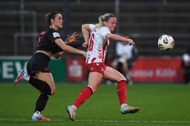 16.10.2025, xophax, Fussball Frauen Bundesliga Google Pixel Frauen-Bundesliga 25 26 Geissbockheim Franz Kremer Stadion Köln Wiederholungsspiel Sandra Maria Jessen , rechts ( 1.FC Köln ) und Selina Ostermeier , links ( Bayer 04 ) Köln