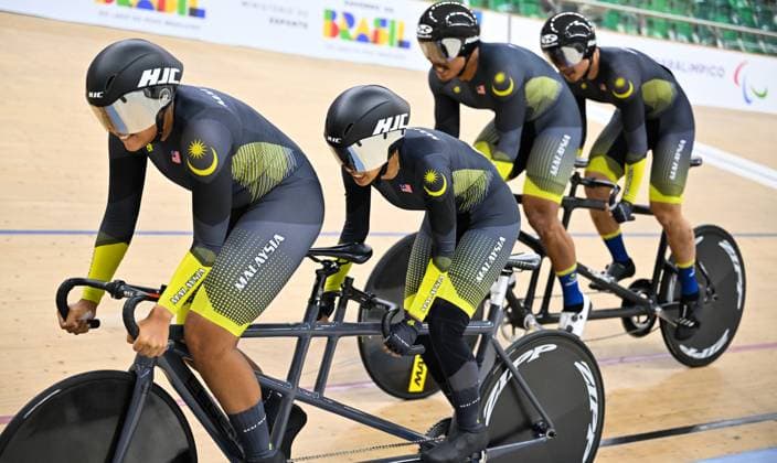 2025 UCI Para-Cycling Track World Championships Picture by Simon Wilkinson SWpix.com - 16 10 2025 - Cycling - 2025 UCI Para-Cycling Track World Championships - Rio Olympic Velodrome, Rio de Janeiro, Brazil - Mixed 750 m Tandem Team Sprint Qualifying - Nur Suraiya Muhammad Zamri (Malaysia) piloted by Farina Shawati Mohd Adnan (Malaysia) and Mohd Khairul Hazwan Wahab (Malaysia) piloted by Muhammad Khairul Adha Rasol (Malaysia) Copyright: x xSWpix.comx(t axPhotographyxHubxLtd)xSimonxWilkinson SWpix.comx SWP-3030-9525