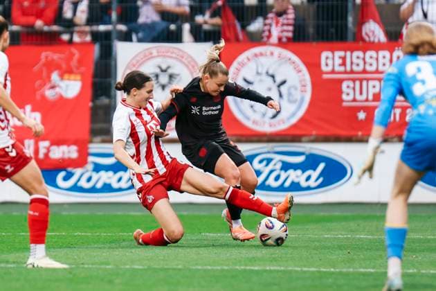 Google Pixel Frauen-Bundesliga: 1.FC Köln- Bayer 04 Leverkusen; 16.10.2025 Sara Agrež (1. FC Köln, 4) im Zweikampf mit Vanessa Fudalla (Bayer 04 Leverkusen, 21) Google Pixel Frauen-Bundesliga: 1.FC Köln- Bayer 04 Leverkusen, Franz-Kremer-Stadion ;16.10.2025 Copyright: xBEAUTIFULxSPORTS Freisenx