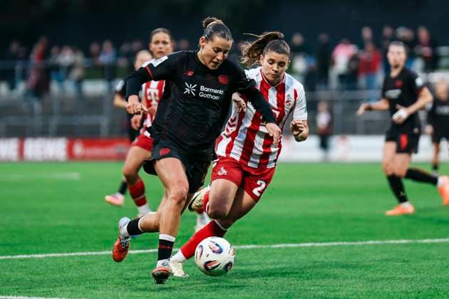 Google Pixel Frauen-Bundesliga: 1.FC Köln- Bayer 04 Leverkusen; 16.10.2025 Carlotta Wamser (Bayer 04 Leverkusen, 37) im Zweikampf mit Martyna Wiankowska (1. FC Köln, 26) Google Pixel Frauen-Bundesliga: 1.FC Köln- Bayer 04 Leverkusen, Franz-Kremer-Stadion ;16.10.2025 Copyright: xBEAUTIFULxSPORTS Freisenx