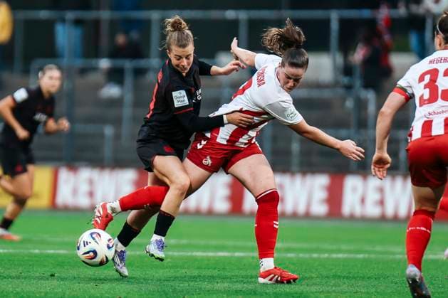 Google Pixel Frauen-Bundesliga: 1.FC Köln- Bayer 04 Leverkusen; 16.10.2025 Kristin Kögel (Bayer 04 Leverkusen, 11) im Zweikampf mit Adriana Achci?ska (1. FC Köln, 9) Google Pixel Frauen-Bundesliga: 1.FC Köln- Bayer 04 Leverkusen, Franz-Kremer-Stadion ;16.10.2025 Copyright: xBEAUTIFULxSPORTS Freisenx