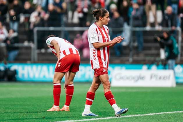 Google Pixel Frauen-Bundesliga: 1.FC Köln- Bayer 04 Leverkusen; 16.10.2025 Laura Feiersinger (1. FC Köln, 27) feuert ihre Mannschaft an Google Pixel Frauen-Bundesliga: 1.FC Köln- Bayer 04 Leverkusen, Franz-Kremer-Stadion ;16.10.2025 Copyright: xBEAUTIFULxSPORTS Freisenx