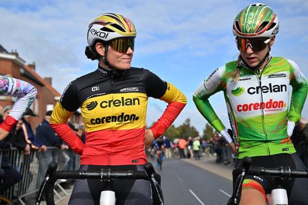 Belgian Marion Norbert Riberolle and Dutch Inge van der Heijden pictured ahead of the women s elite race of the Kermiscross cyclocross cycling event in Ardooie, Thursday 16 October 2025. LUCxCLAESSEN  x136983775x