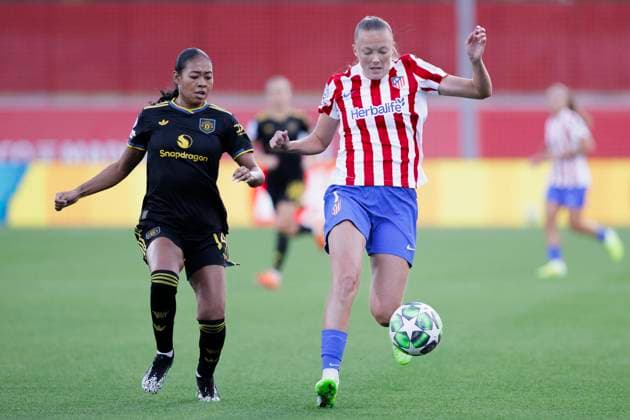 UEFA Women s Champions League - Atletico de Madrid vs Manchester United, ManU MADRID, SPAIN -October 16:Synne Jensen of Atletico de Madrid and Jayde Riviere of Manchester United in action during the UEFA Women s Champions League match between Atletico de Madrid and Manchester United at Centro Deportivo Alcala de Henares.(Photo by Guillermo Martinez f22photo) Madrid Centro Deportivo Alcala de Henar Spain Copyright: xGuillermoxMartinezx