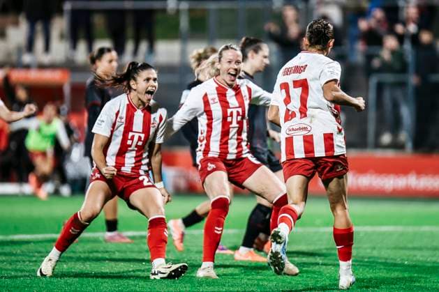 Google Pixel Frauen-Bundesliga: 1.FC Köln- Bayer 04 Leverkusen; 16.10.2025 Laura Feiersinger (1. FC Köln, 27) Sandra Maria Jessen (1. FC Köln, 6) jubeln mit Laura Feiersinger (1. FC Köln, 27) zum 1:0 Google Pixel Frauen-Bundesliga: 1.FC Köln- Bayer 04 Leverkusen, Franz-Kremer-Stadion ;16.10.2025 Copyright: xBEAUTIFULxSPORTS Freisenx