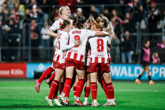 Google Pixel Frauen-Bundesliga: 1.FC Köln- Bayer 04 Leverkusen; 16.10.2025 Der 1.FC Köln jubelt zum 1:0 durch Laura Feiersinger (1. FC Köln, 27) Google Pixel Frauen-Bundesliga: 1.FC Köln- Bayer 04 Leverkusen, Franz-Kremer-Stadion ;16.10.2025 Copyright: xBEAUTIFULxSPORTS Freisenx