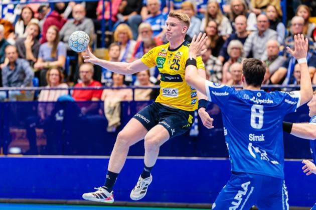 v.l. Haukur Thrastarson (Rhein-Neckar Loewen, 25), Frederik Simak (TBV Lemgo Lippe, 08) GER, TBV Lemgo Lippe vs. Rhein-Neckar Loewen, Handball, 1. Bundesliga, 9. Spieltag, Spielzeit 2025 2026, 16.10.2025 GER, TBV Lemgo Lippe vs. Rhein-Neckar Loewen, Handball, 1. Bundesliga, 9. Spieltag, Spielzeit 2025 2026, 16.10.2025 Lemgo Copyright: xEibner-Pressefoto JanxRollingerx EP_JSK