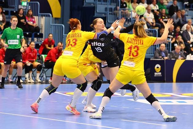 Nieke Kuehne (Deutschland) im Zweikampf mit Katerina Damjanoska (Nordmazedonien, links) Deutschland vs Nordmazedonien, Handball, Frauen, EM-Qualifikation, 16.10.2025 Deutschland vs Nordmazedonien, Handball, Frauen, EM-Qualifikation, 16.10.2025 Gummersbach Copyright: xEibner-Pressefotox EP_RWS