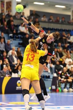 Torwurf von Emily Vogel (Deutschland) im Zweikampf mit Ivana Djatevska (Nordmazedonien) Deutschland vs Nordmazedonien, Handball, Frauen, EM-Qualifikation, 16.10.2025 Deutschland vs Nordmazedonien, Handball, Frauen, EM-Qualifikation, 16.10.2025 Gummersbach Copyright: xEibner-Pressefotox EP_RWS
