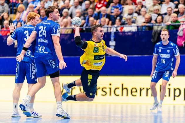 v.l. Nicolai Theilinger (TBV Lemgo Lippe, 03), Joel Willecke (TBV Lemgo Lippe, 24), Jannik Kohlbacher (Rhein-Neckar Loewen, 80) GER, TBV Lemgo Lippe vs. Rhein-Neckar Loewen, Handball, 1. Bundesliga, 9. Spieltag, Spielzeit 2025 2026, 16.10.2025 GER, TBV Lemgo Lippe vs. Rhein-Neckar Loewen, Handball, 1. Bundesliga, 9. Spieltag, Spielzeit 2025 2026, 16.10.2025 Lemgo Copyright: xEibner-Pressefoto JanxRollingerx EP_JSK