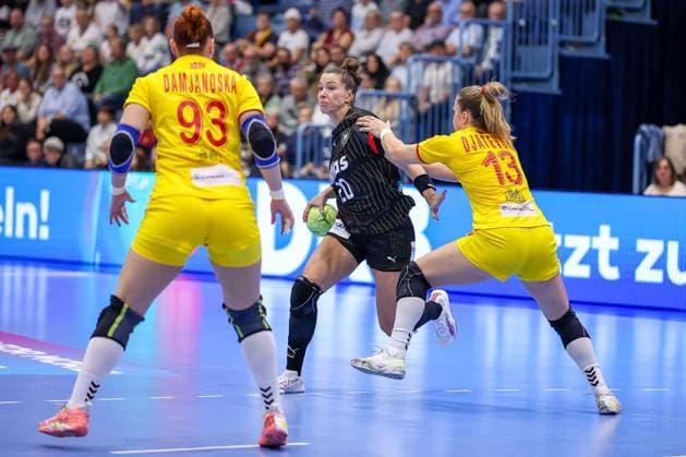 16.10.2025, Handball, EHF Frauen Länderpiel, EM Qualifikation 2026, Deutschland - Nordmazedonien, Schwalbe-Arena in Gummersbach: Emily VOGEL (GER 20) Â im Zweikampf gegen Ivana DJATEVSKA (MKD 13) Nordrhein-Westfalen Deutschland