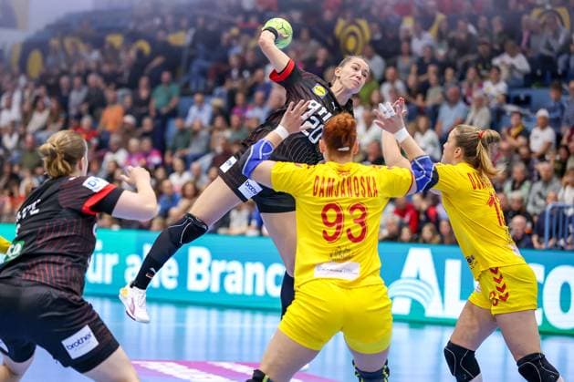 16.10.2025, Handball, EHF Frauen Länderpiel, EM Qualifikation 2026, Deutschland - Nordmazedonien, Schwalbe-Arena in Gummersbach: Emily VOGEL (GER 20) im Zweikampf gegen Katerina DAMJANOSKA (MKD 93) Nordrhein-Westfalen Deutschland