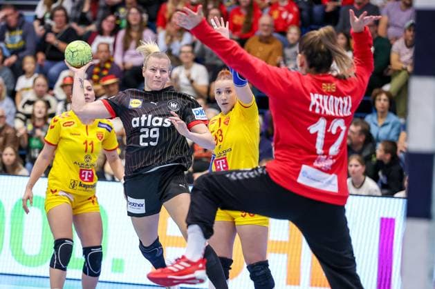 16.10.2025, Handball, EHF Frauen Länderpiel, EM Qualifikation 2026, Deutschland - Nordmazedonien, Schwalbe-Arena in Gummersbach: Antje DÖLL (GER 29) wirft den Ball auf das Tor von Dragana PETKOVSKA (MKD 12) Nordrhein-Westfalen Deutschland
