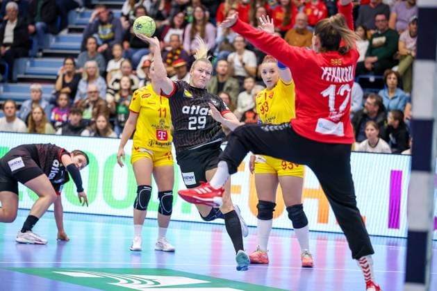 16.10.2025, Handball, EHF Frauen Länderpiel, EM Qualifikation 2026, Deutschland - Nordmazedonien, Schwalbe-Arena in Gummersbach: Antje DÖLL (GER 29) wirft den Ball auf das Tor von Dragana PETKOVSKA (MKD 12) Nordrhein-Westfalen Deutschland