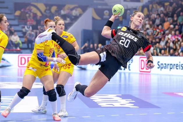 16.10.2025, Handball, EHF Frauen Länderpiel, EM Qualifikation 2026, Deutschland - Nordmazedonien, Schwalbe-Arena in Gummersbach: Emily VOGEL (GER 20) wirft den Ball auf das Tor Nordrhein-Westfalen Deutschland