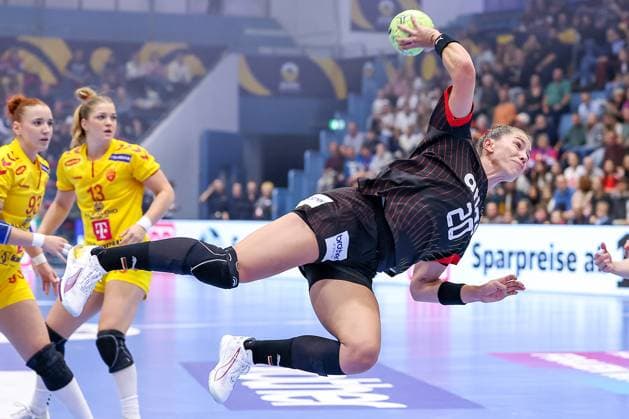 16.10.2025, Handball, EHF Frauen Länderpiel, EM Qualifikation 2026, Deutschland - Nordmazedonien, Schwalbe-Arena in Gummersbach: Emily VOGEL (GER 20) wirft den Ball auf das Tor Nordrhein-Westfalen Deutschland