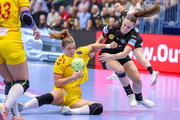 16.10.2025, Handball, EHF Frauen Länderpiel, EM Qualifikation 2026, Deutschland - Nordmazedonien, Schwalbe-Arena in Gummersbach: Ivana DJATEVSKA (MKD 13) im Zweikampf gegen Nieke KÜHNE (GER 19) Nordrhein-Westfalen Deutschland *** 16 10 2025, Handball, EHF Womens International Match, European Championship Qualification 2026, Germany North Macedonia, Schwalbe Arena in Gummersbach Ivana DJATEVSKA MKD 13 in a duel against Nieke KÜHNE GER 19 North Rhine-Westphalia Germany