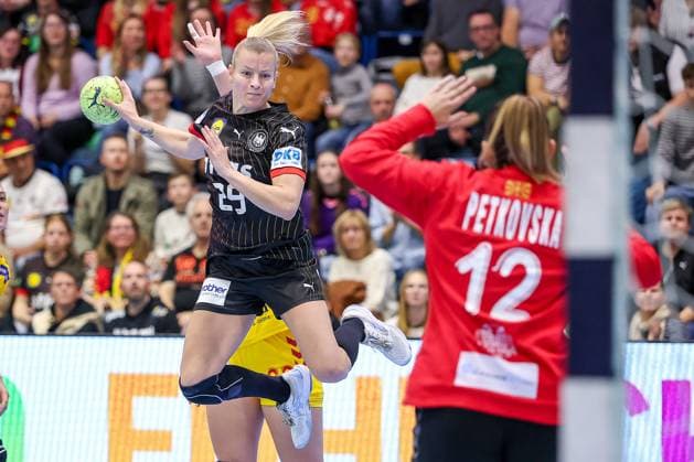 16.10.2025, Handball, EHF Frauen Länderpiel, EM Qualifikation 2026, Deutschland - Nordmazedonien, Schwalbe-Arena in Gummersbach: Antje DÖLL (GER 29) wirft den Ball auf das Tor von Dragana PETKOVSKA (MKD 12) Nordrhein-Westfalen Deutschland