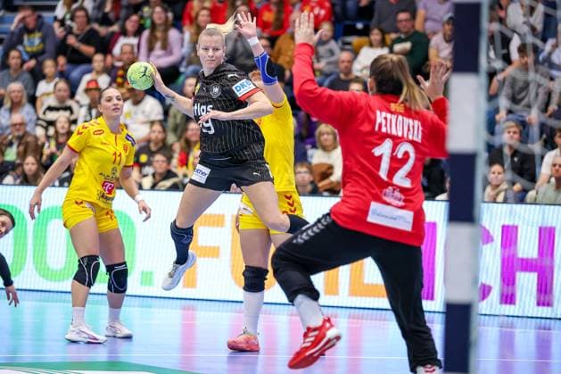 16.10.2025, Handball, EHF Frauen Länderpiel, EM Qualifikation 2026, Deutschland - Nordmazedonien, Schwalbe-Arena in Gummersbach: Antje DÖLL (GER 29) wirft den Ball auf das Tor von Dragana PETKOVSKA (MKD 12) Nordrhein-Westfalen Deutschland