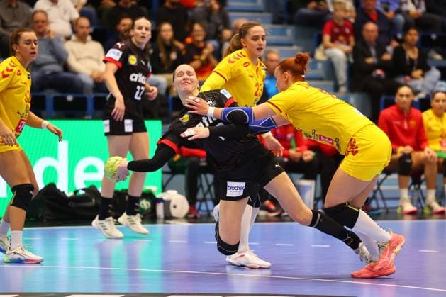 Torwurf von Nieke Kuehne (Deutschland) im Zweikampf mit Katerina Damjanoska (Nordmazedonien) Deutschland vs Nordmazedonien, Handball, Frauen, EM-Qualifikation, 16.10.2025 Deutschland vs Nordmazedonien, Handball, Frauen, EM-Qualifikation, 16.10.2025 Gummersbach Copyright: xEibner-Pressefotox EP_RWS