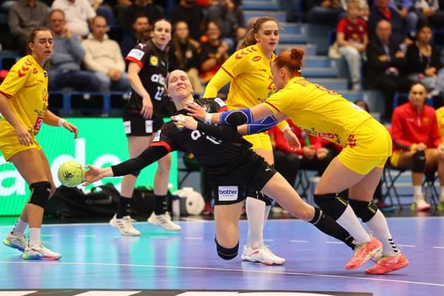 Torwurf von Nieke Kuehne (Deutschland) im Zweikampf mit Katerina Damjanoska (Nordmazedonien) Deutschland vs Nordmazedonien, Handball, Frauen, EM-Qualifikation, 16.10.2025 Deutschland vs Nordmazedonien, Handball, Frauen, EM-Qualifikation, 16.10.2025 Gummersbach Copyright: xEibner-Pressefotox EP_RWS