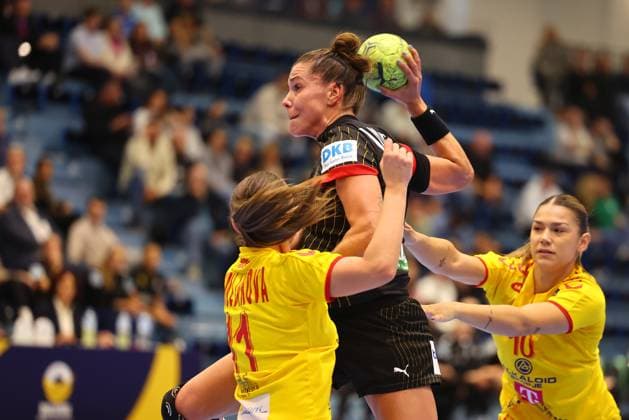 Torwurf von Emily Vogel (Deutschland) im Zweikampf mit Marija Guguljanova (Nordmazedonien) Deutschland vs Nordmazedonien, Handball, Frauen, EM-Qualifikation, 16.10.2025 Deutschland vs Nordmazedonien, Handball, Frauen, EM-Qualifikation, 16.10.2025 Gummersbach Copyright: xEibner-Pressefotox EP_RWS