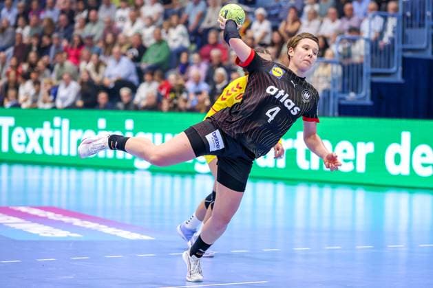 16.10.2025, Handball, EHF Frauen Länderpiel, EM Qualifikation 2026, Deutschland - Nordmazedonien, Schwalbe-Arena in Gummersbach: Alina GRIJSEELS (GER 04) wirft auf das Tor Nordrhein-Westfalen Deutschland