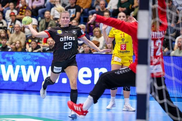 16.10.2025, Handball, EHF Frauen Länderpiel, EM Qualifikation 2026, Deutschland - Nordmazedonien, Schwalbe-Arena in Gummersbach: Antje DÖLL (GER 29) wirft auf das Tor von Dragana PETKOVSKA (MKD 12) Nordrhein-Westfalen Deutschland