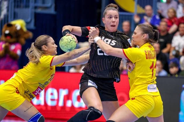 16.10.2025, Handball, EHF Frauen Länderpiel, EM Qualifikation 2026, Deutschland - Nordmazedonien, Schwalbe-Arena in Gummersbach: Emily VOGEL (GER 20) wird von Marija GUGULJANOVA (MKD 11) und Ana Marija KOLAROVSKA (MKD 10) festgemacht Nordrhein-Westfalen Deutschland