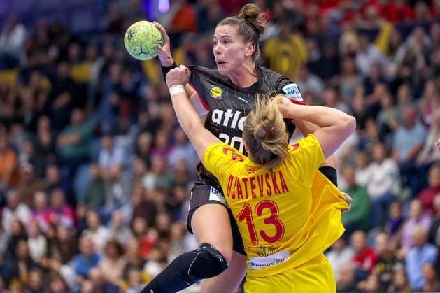 16.10.2025, Handball, EHF Frauen Länderpiel, EM Qualifikation 2026, Deutschland - Nordmazedonien, Schwalbe-Arena in Gummersbach: Emily VOGEL (GER 20) im Zweikampf gegen Ivana DJATEVSKA (MKD 13) Nordrhein-Westfalen Deutschland