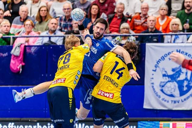 v.l. Edwin Aspenbaeck (Rhein-Neckar Loewen, 78), Tim Suton (TBV Lemgo Lippe, 23), Gino Steenaerts (Rhein-Neckar Loewen, 14) GER, TBV Lemgo Lippe vs. Rhein-Neckar Loewen, Handball, 1. Bundesliga, 9. Spieltag, Spielzeit 2025 2026, 16.10.2025 GER, TBV Lemgo Lippe vs. Rhein-Neckar Loewen, Handball, 1. Bundesliga, 9. Spieltag, Spielzeit 2025 2026, 16.10.2025 Lemgo Copyright: xEibner-Pressefoto JanxRollingerx EP_JSK