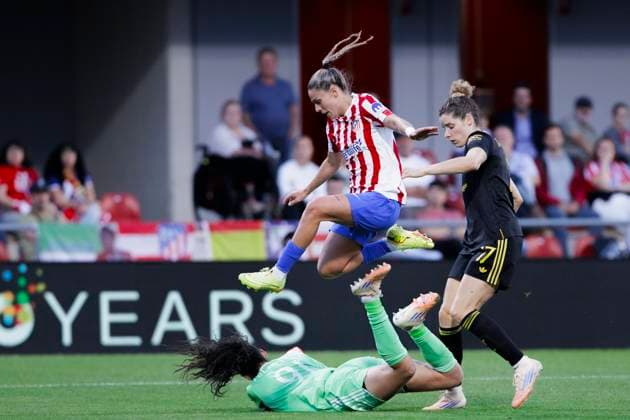 UEFA Women s Champions League - Atletico de Madrid vs Manchester United, ManU MADRID, SPAIN -October 16:Gio Garbelini of Atletico de Madrid and Phallon Tullis-Joyce of Manchester United fight for the ball during the UEFA Women s Champions League match between Atletico de Madrid and Manchester United at Centro Deportivo Alcala de Henares.(Photo by Guillermo Martinez f22photo) Madrid Centro Deportivo Alcala de Henar Spain Copyright: xGuillermoxMartinezx