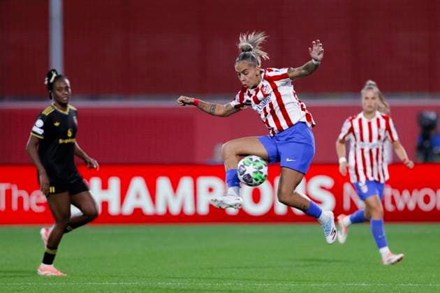 UEFA Women s Champions League - Atletico de Madrid vs Manchester United, ManU MADRID, SPAIN -October 16:Macarena Portales of Atletico de Madrid controls the ball during the UEFA Women s Champions League match between Atletico de Madrid and Manchester United at Centro Deportivo Alcala de Henares.(Photo by Guillermo Martinez f22photo) Madrid Centro Deportivo Alcala de Henar Spain Copyright: xGuillermoxMartinezx