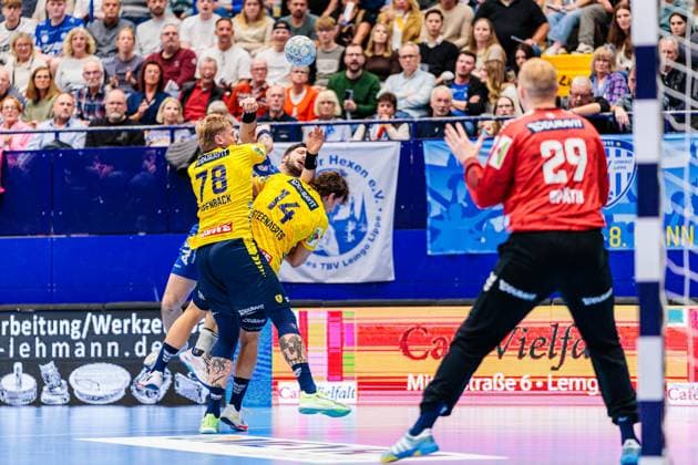 v.l. Edwin Aspenbaeck (Rhein-Neckar Loewen, 78), Tim Suton (TBV Lemgo Lippe, 23), Gino Steenaerts (Rhein-Neckar Loewen, 14), David Spaeth (Rhein-Neckar Loewen, 29) GER, TBV Lemgo Lippe vs. Rhein-Neckar Loewen, Handball, 1. Bundesliga, 9. Spieltag, Spielzeit 2025 2026, 16.10.2025 GER, TBV Lemgo Lippe vs. Rhein-Neckar Loewen, Handball, 1. Bundesliga, 9. Spieltag, Spielzeit 2025 2026, 16.10.2025 Lemgo Copyright: xEibner-Pressefoto JanxRollingerx EP_JSK