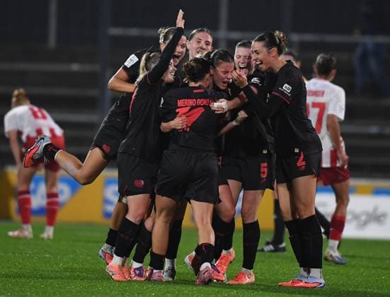 16.10.2025, xophax, Fussball Frauen Bundesliga Google Pixel Frauen-Bundesliga 25 26 Geissbockheim Franz Kremer Stadion Köln Wiederholungsspiel Bayer 04 Leverkusen Spielerinnen nach dem Ausgleich zum 2 zu 2 durch Katharina Piljic , mitte Köln