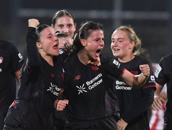 16.10.2025, xophax, Fussball Frauen Bundesliga Google Pixel Frauen-Bundesliga 25 26 Geissbockheim Franz Kremer Stadion Köln Wiederholungsspiel Bayer 04 Leverkusen Spielerinnen nach dem Ausgleich zum 2 zu 2 durch Katharina Piljic , 2. von rechts Köln
