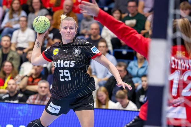 16.10.2025, Handball, EHF Frauen Länderpiel, EM Qualifikation 2026, Deutschland - Nordmazedonien, Schwalbe-Arena in Gummersbach: Antje DÖLL (GER 29) wirft auf das Tor Nordrhein-Westfalen Deutschland