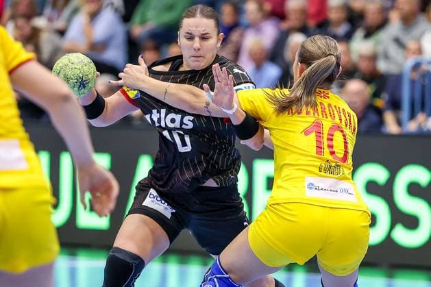 16.10.2025, Handball, EHF Frauen Länderpiel, EM Qualifikation 2026, Deutschland - Nordmazedonien, Schwalbe-Arena in Gummersbach: Mareike THOMAIER (GER 10) im Zweikampf gegen Ana Marija KOLAROVSKA (MKD 10) Nordrhein-Westfalen Deutschland