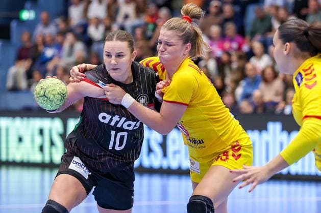 16.10.2025, Handball, EHF Frauen Länderpiel, EM Qualifikation 2026, Deutschland - Nordmazedonien, Schwalbe-Arena in Gummersbach: Mareike THOMAIER (GER 10) im Zweikampf gegen Ivana DJATEVSKA (MKD 13) Nordrhein-Westfalen Deutschland