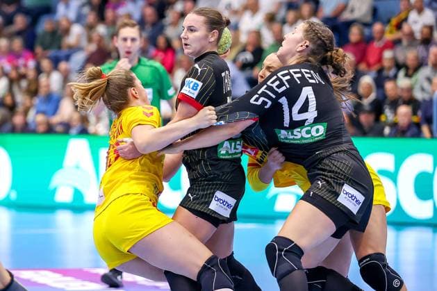 16.10.2025, Handball, EHF Frauen Länderpiel, EM Qualifikation 2026, Deutschland - Nordmazedonien, Schwalbe-Arena in Gummersbach: Mareike THOMAIER (GER 10) und Marie STEFFEN (GER 14) im Tummult neben Ivana DJATEVSKA (MKD 13) Nordrhein-Westfalen Deutschland