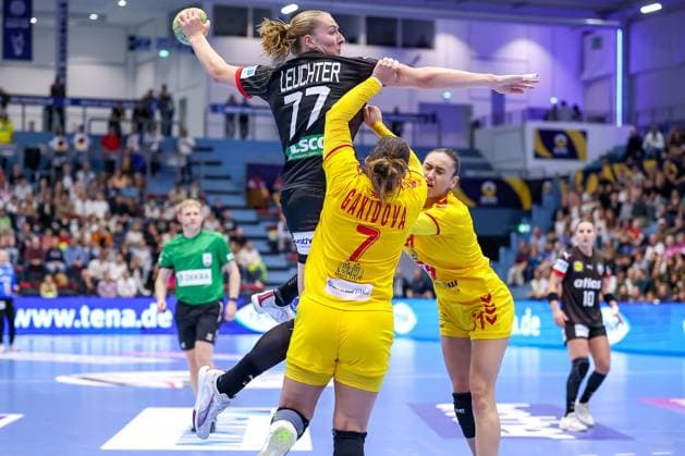 16.10.2025, Handball, EHF Frauen Länderpiel, EM Qualifikation 2026, Deutschland - Nordmazedonien, Schwalbe-Arena in Gummersbach: Viola Charlotte LEUCHTER (GER 77) wirft den Ball über die Abwehr von Ivana GAKIDOVA (MKD 07) und Andrea SEDLOSKA (MKD 31) Nordrhein-Westfalen Deutschland
