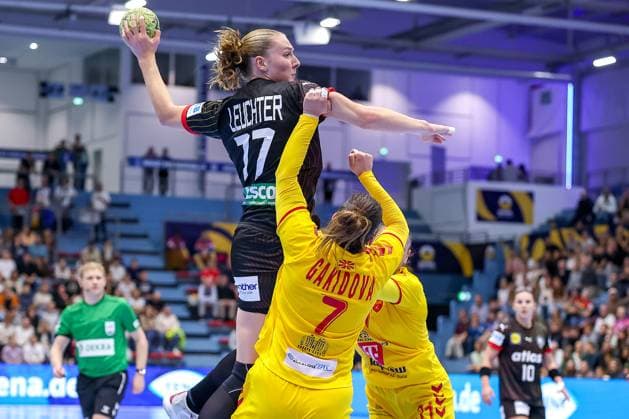 16.10.2025, Handball, EHF Frauen Länderpiel, EM Qualifikation 2026, Deutschland - Nordmazedonien, Schwalbe-Arena in Gummersbach: Viola Charlotte LEUCHTER (GER 77) wirft den Ball über die Abwehr von Ivana GAKIDOVA (MKD 07) und Andrea SEDLOSKA (MKD 31) Nordrhein-Westfalen Deutschland