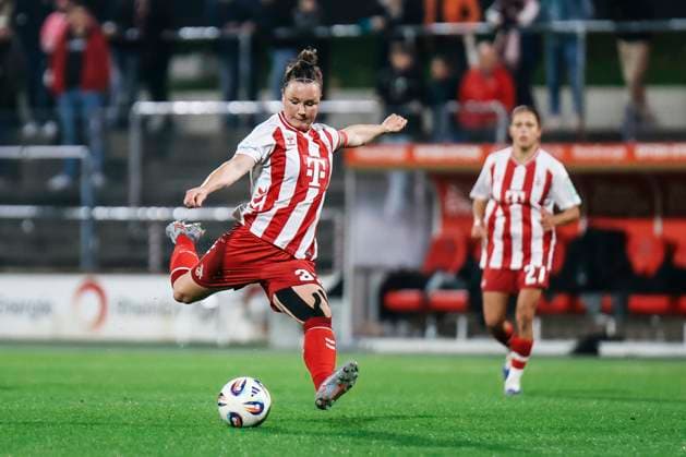 Google Pixel Frauen-Bundesliga: 1.FC Köln- Bayer 04 Leverkusen; 16.10.2025 Marina Hegering (1. FC Köln, 33) am Ball Google Pixel Frauen-Bundesliga: 1.FC Köln- Bayer 04 Leverkusen, Franz-Kremer-Stadion ;16.10.2025 Copyright: xBEAUTIFULxSPORTS Freisenx