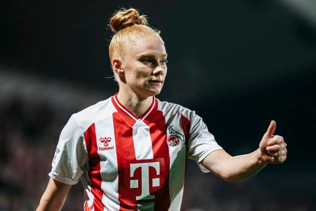 Google Pixel Frauen-Bundesliga: 1.FC Köln- Bayer 04 Leverkusen; 16.10.2025 Laura Vogt (1. FC Köln, 8) zeigt den Daumen hoch Google Pixel Frauen-Bundesliga: 1.FC Köln- Bayer 04 Leverkusen, Franz-Kremer-Stadion ;16.10.2025 Copyright: xBEAUTIFULxSPORTS Freisenx
